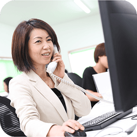電話対応している女性