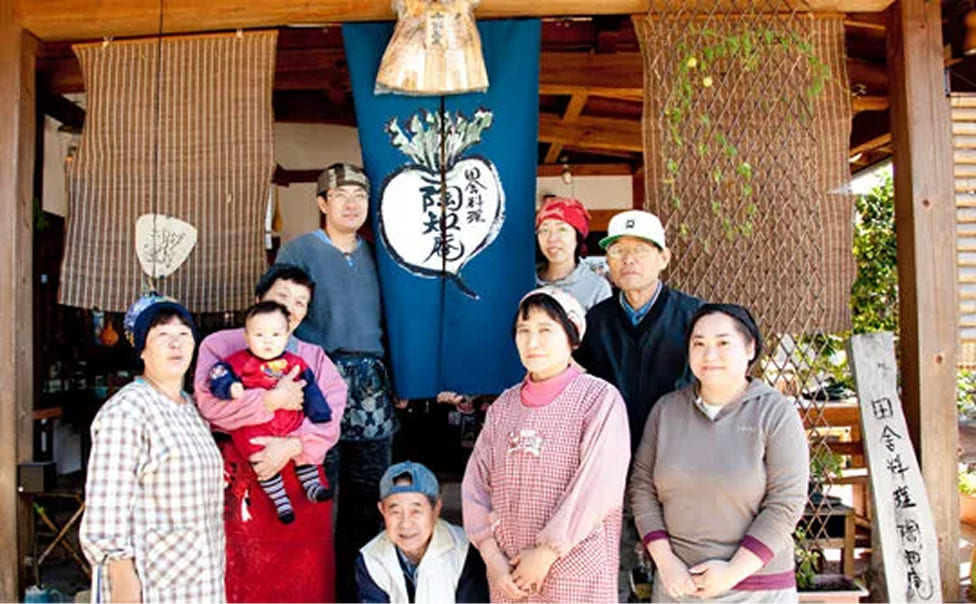 暖簾と集合写真