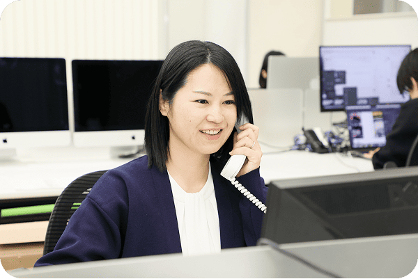 電話で話している様子