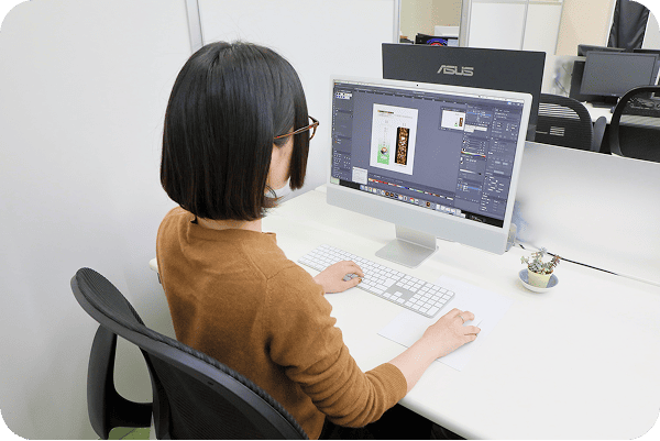 パソコンの画面を見ている様子